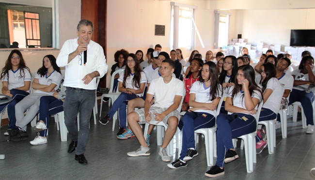 Diretor da Escola Estadual Monsenhor Horta, em Conselheiro Lafaiete, realizou workshop sobre liderança com os candidatos a Representantes de Turma dos 2º e 3º anos do Ensino Médio. Foto: Franciele Xavier (SEE/MG)